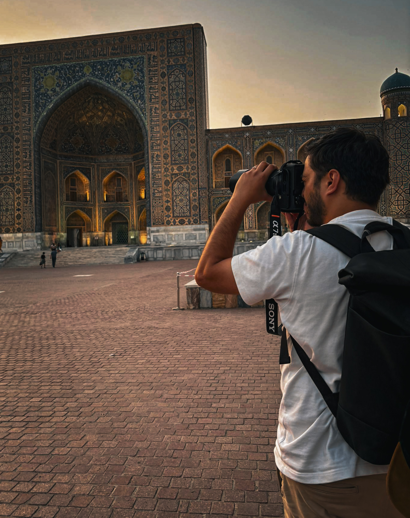 Muzaffer fotografiert mit seiner Kamera vor einer reich verzierten Fassade