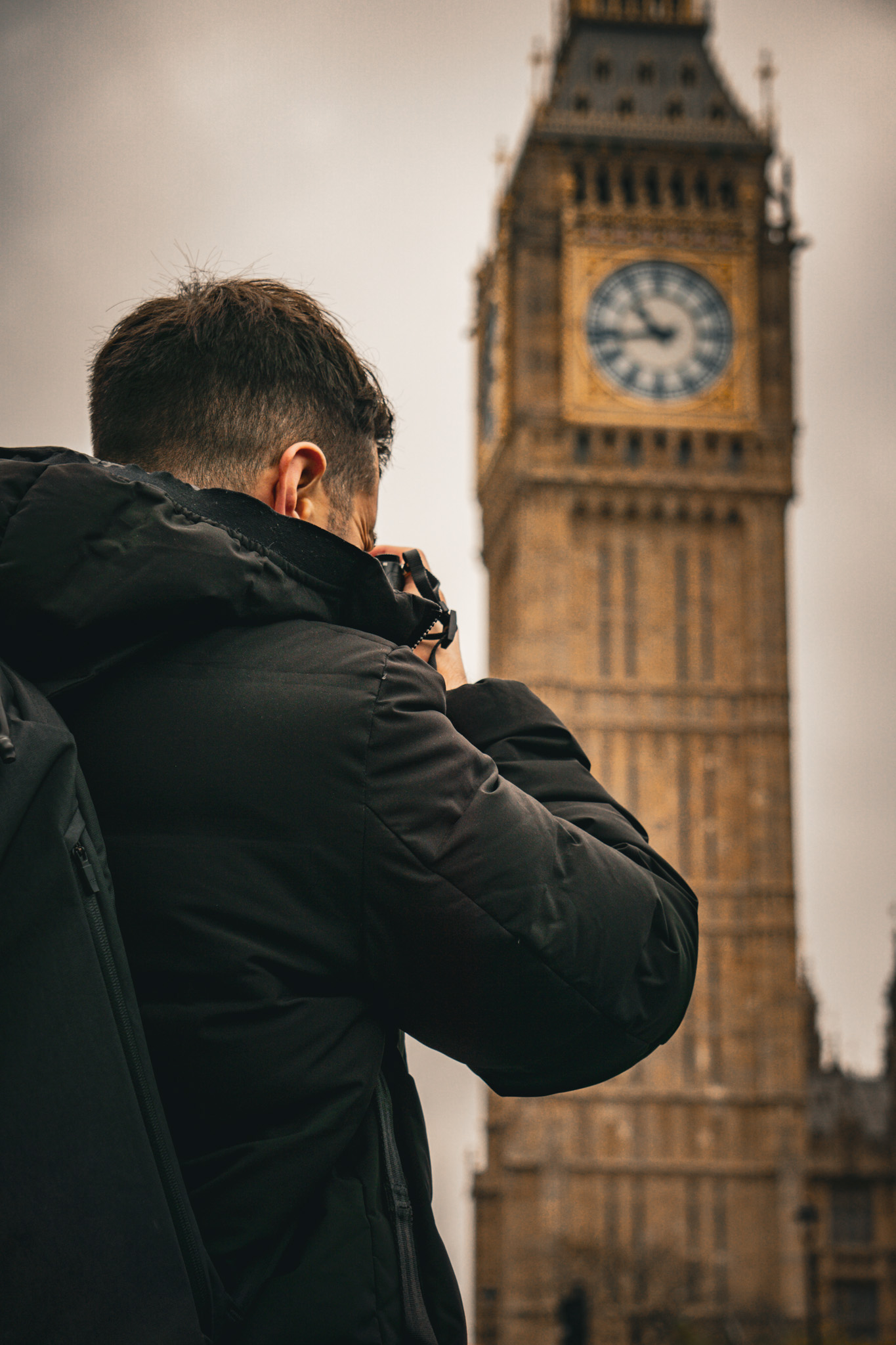 Tamer fotografiert mit seiner Kamera vor dem Big Ben in London